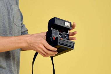 Fotoğraf makinesi profesyonel ekipman hobisi yaratıcı yaklaşım stüdyosunun elinde.