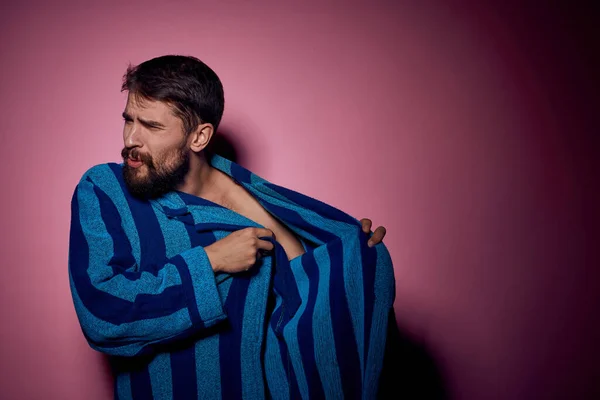 Hombre barbudo con una túnica de rayas azules sobre un fondo rosa con manos emociones modelo retrato — Foto de Stock