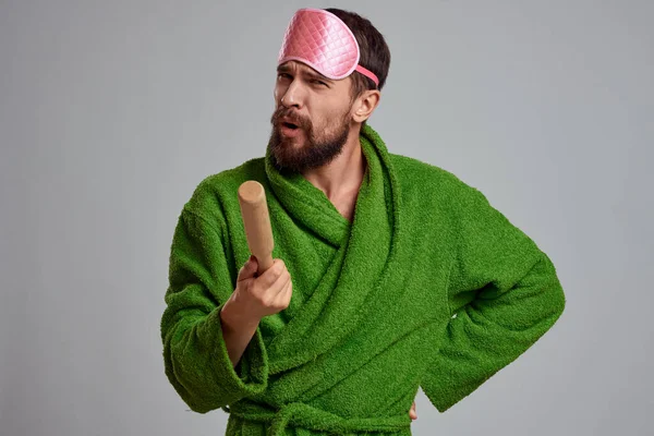 Man met deegroller in de hand groene badjas roze slaap masker bijgesneden uitzicht — Stockfoto