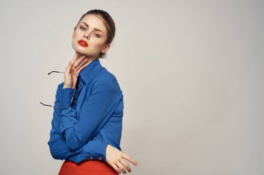 Güneş gözlüklü bir kadın portresi ve arka planda mavi bir gömlek. Model Kopya Boşluğu görünümü.