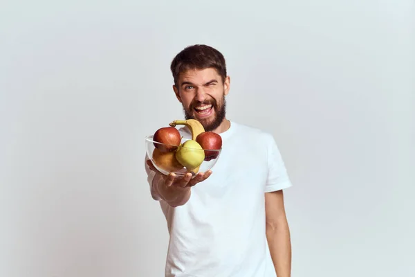Hombre con fruta fresca en una taza de vidrio gesticulando con las manos vitaminas modelo energético barba espesa bigote — Foto de Stock