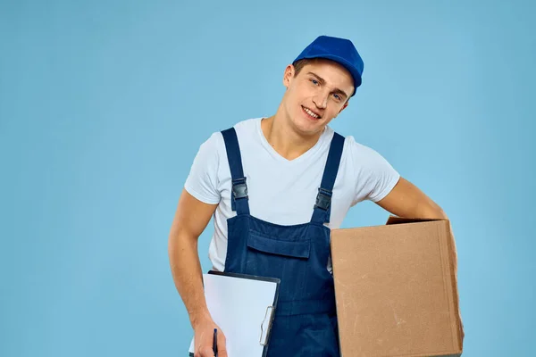 Человек работник с картонной коробки доставки погрузчик образ жизни синий фон — стоковое фото