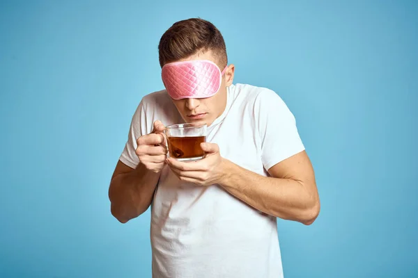 ピンクの睡眠マスクをした男とお茶を飲む陽気モデル朝食 — ストック写真