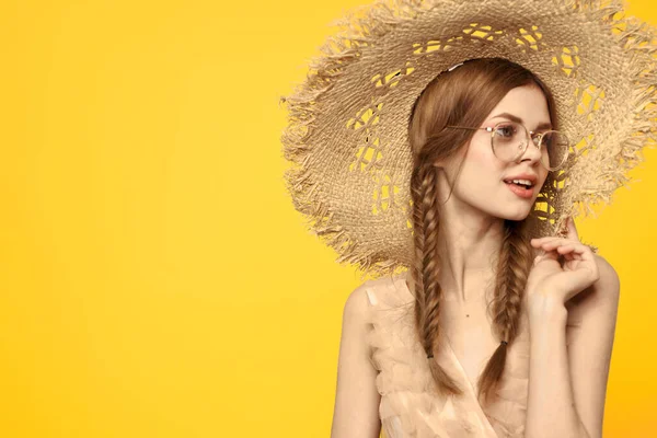 Retrato mulher em chapéu de palha no fundo amarelo corte vista de verão vestido modelo tranças romance — Fotografia de Stock