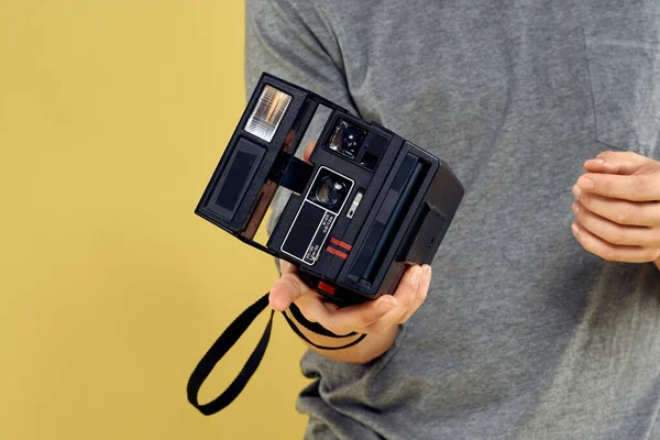 Fotoğraf makinesi profesyonel ekipman hobisi yaratıcı yaklaşım stüdyosunun elinde.