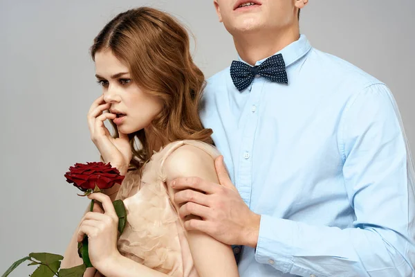 Vacker par relation ros gåva som romantik kram ljus bakgrund — Stockfoto