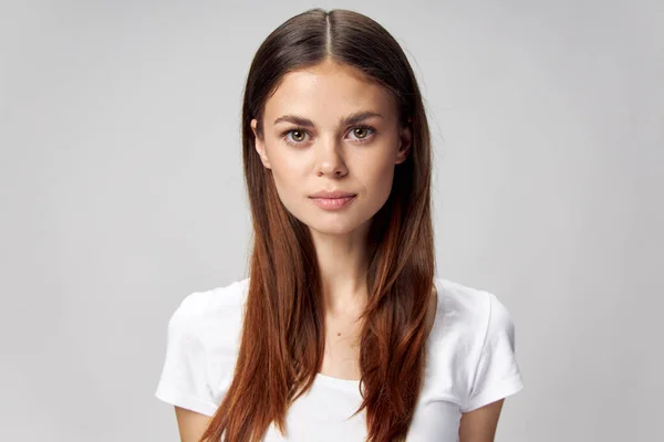 Retrato de una hermosa mujer con el pelo largo y en una camiseta blanca —  Fotos de Stock