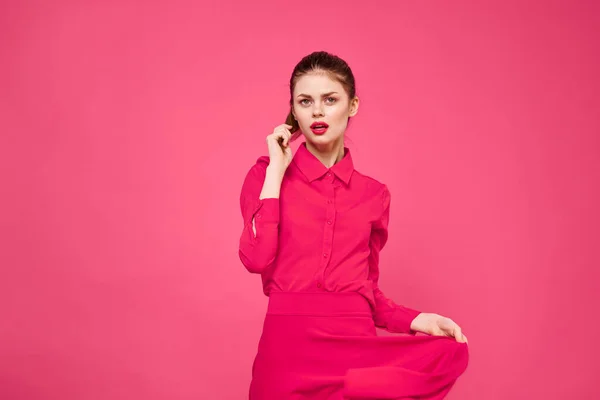 Retrato de una mujer pelirroja vestida con ropa brillante sobre un fondo rosa recortada vista de gesto con las manos — Foto de Stock