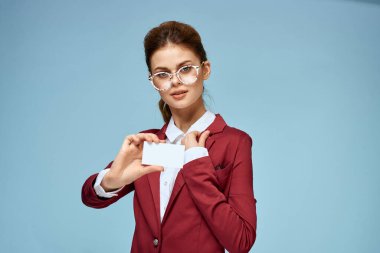 Zarif kadın kırmızı ceket kartviziti resmi özgüvenli yaşam tarzı mavi arka plan