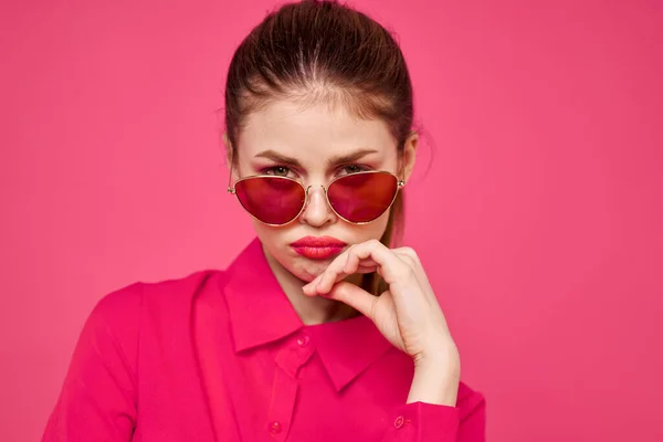 Mulher de camisa rosa e óculos castanhos corte ver moda modelo emoções gestos mãos retrato — Fotografia de Stock