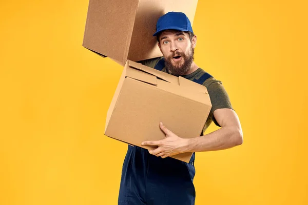 Pracovní muž s krabicí v ruce dodávka nakládka přepravní služby — Stock fotografie