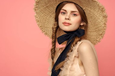 At kuyruklu romantik kız ve hasır şapkalı romantik gülüşlü pembe arka plan kopyalama alanı