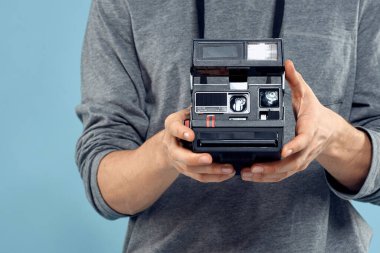 Fotoğraf makinesi profesyonel mercek teknolojisi stüdyo ekipmanı mavi arka planda.