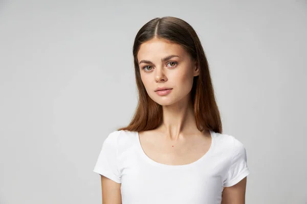 Ładna kobieta biały t-shirt zbliżenie glamour — Zdjęcie stockowe