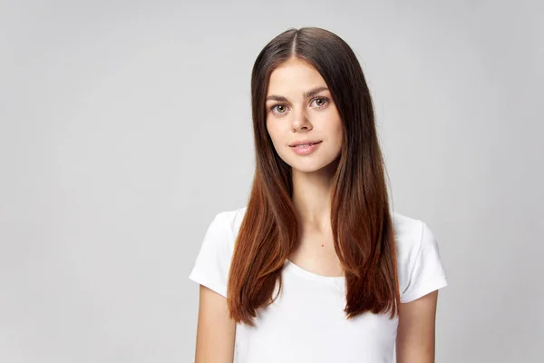 Πορτρέτο μιας μελαχρινής με μακριά μαλλιά σε λευκό t-shirt Copy Space — Φωτογραφία Αρχείου