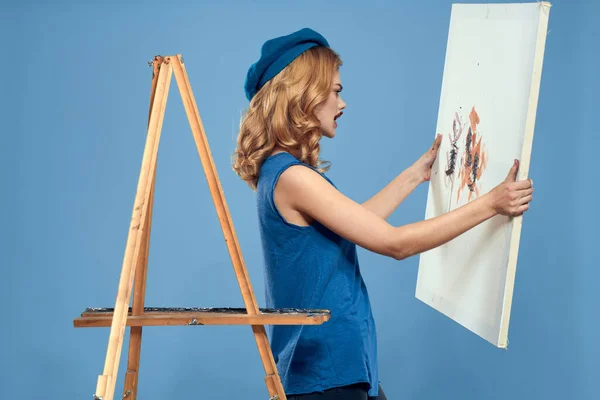Femme artiste queue brosse à main dessin art Mode de vie créatif fond bleu — Photo