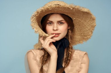 Saçları örgülü romantik insanlar. Arka planda gri bir şapka giyiyorlar.