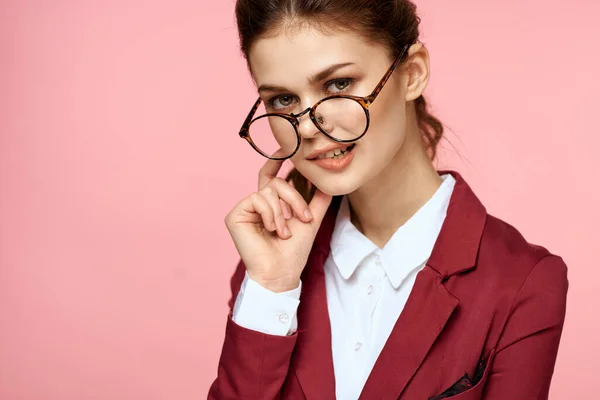Mulher elegante em óculos de jaqueta vermelha gerente de escritório fundo rosa — Fotografia de Stock