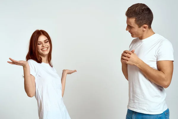 Familia pareja en amor jeans blanco camiseta emociones divertido hombre y mujer divertirse — Foto de Stock