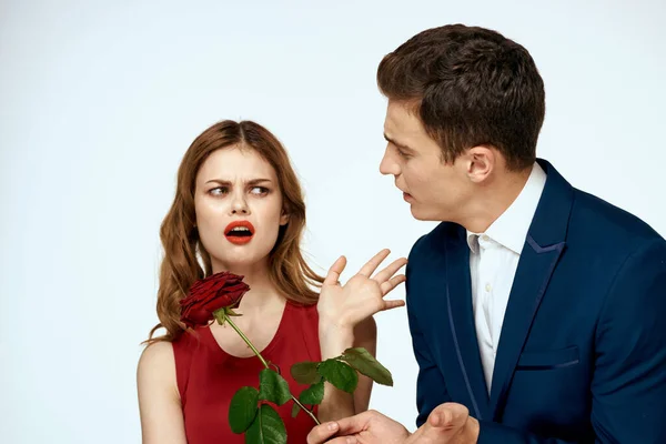 Söt man och kvinna dejta relation röd ros livsstil romantik — Stockfoto