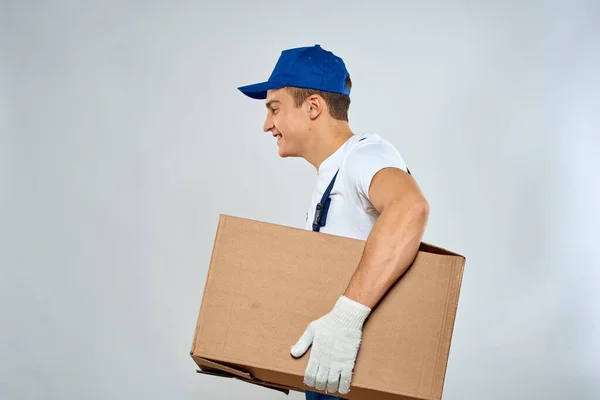 Человек работник с коробкой в руках доставка услуги погрузки упаковка услуги — стоковое фото