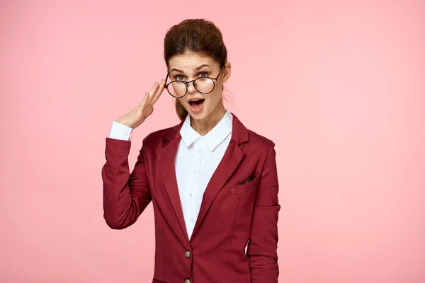 商务女性红夹克眼镜行政生活方式工作室粉色背景 — 图库照片