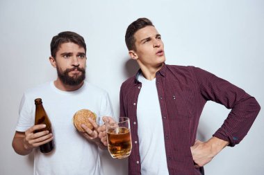 İki arkadaş bira, eğlence, alkol, arkadaşlık, hafif arka plan.