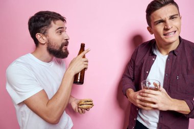 İki adam bira içiyor. Dostluk, alkol, pembe yaşam tarzı.