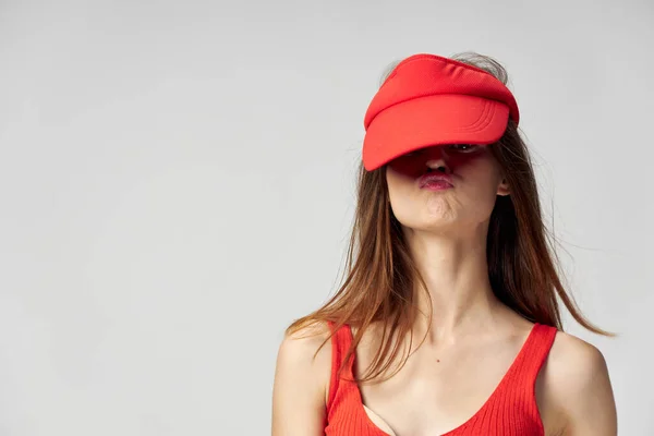 Nő piros sapka a fején grimasz érzelmek vágott kilátás stúdió — Stock Fotó