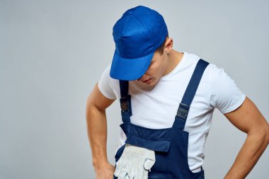 Üniformalı çalışan adam, servis hizmeti ışık arka planı