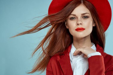 Kırmızı şapkalı güzel bir kadın. Kırmızı dudaklı. Uzun saçlı.