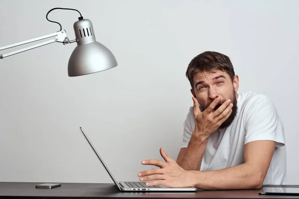 Homme d'affaires avec ordinateur portable à la table gestes avec les mains moniteur clavier modèle et bureau lampe — Photo