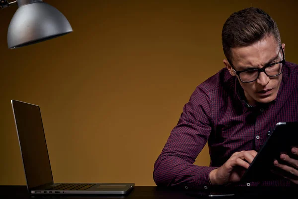 Homem na mesa perto do computador amarelo fundo lâmpada escritório modelo gerente — Fotografia de Stock