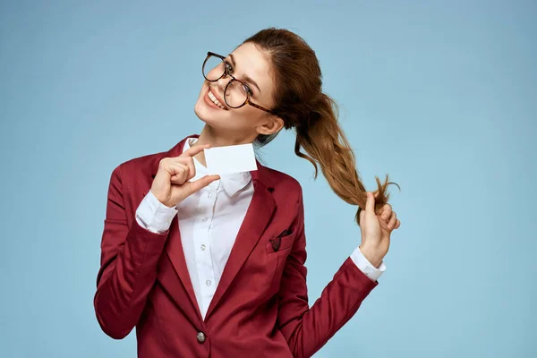 Mujer de negocios chaqueta roja gafas de tarjeta de visita fondo azul ejecutivo — Foto de Stock