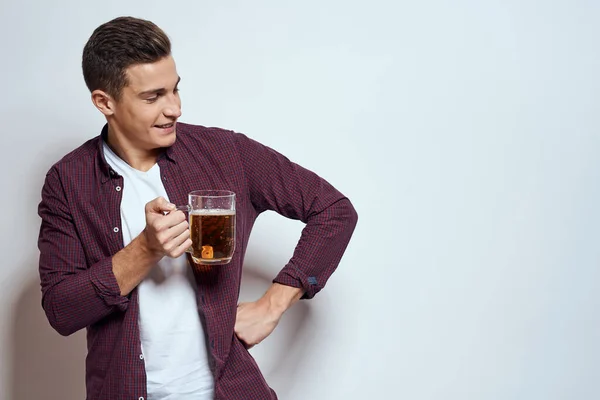 Homme avec une tasse de bière fun alcool style de vie chemise fond clair — Photo