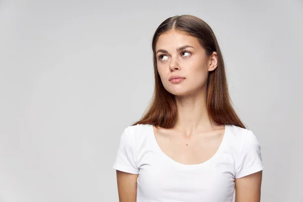 Kobieta patrząc daleko długie włosy biały t-shirt — Zdjęcie stockowe