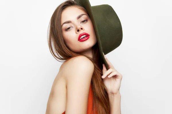 Mulher segurando chapéu charme modelos perto de rosto lábios vermelhos — Fotografia de Stock
