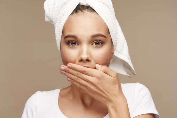 Chica sorprendida con una toalla en su cabeza estilo de vida saludable cosmetología —  Fotos de Stock