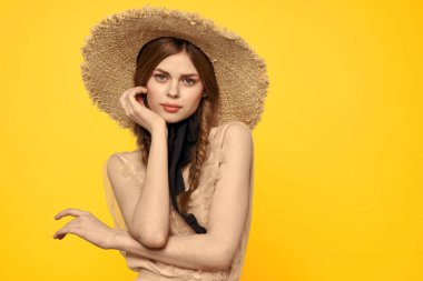 Sarı arka planda kırmızı örgülü kadın portresi.