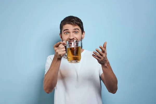 Borracho hombre cerveza taza divertido blanco camiseta estilo de vida azul fondo — Foto de Stock