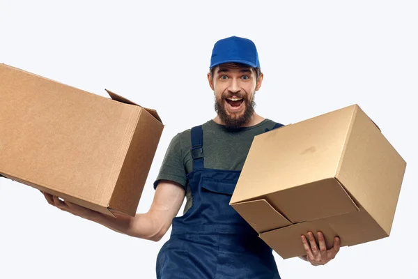 Pracující muž s krabicemi v ruce doručovací služby pracovní životní styl — Stock fotografie