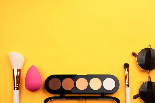 Palette cosmétique professionnelle avec pinceaux maquillage fard à paupières look recadré — Photo