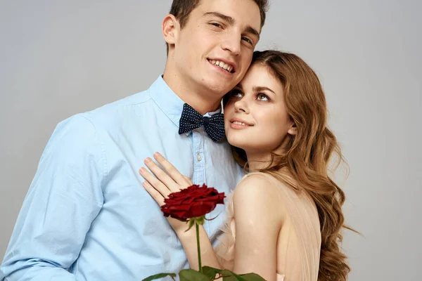 Mooi paar relatie rose cadeau als romance knuffel licht achtergrond — Stockfoto