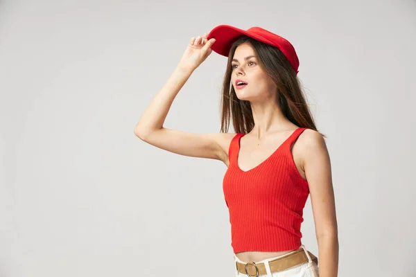 Kvinna tittar in i avståndet Röd mössa på huvudet t-shirt öppen mun känslor — Stockfoto