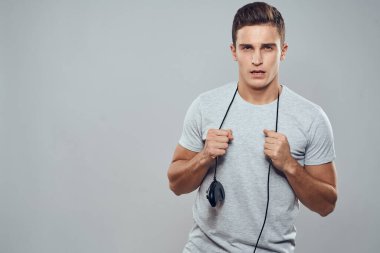 joystick 'i olan adam teknoloji oyunları, eğlence amaçlı hafif arka plan.