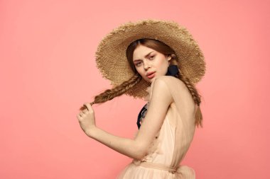 At kuyruklu romantik kız ve hasır şapkalı romantik gülüşlü pembe arka plan kopyalama alanı