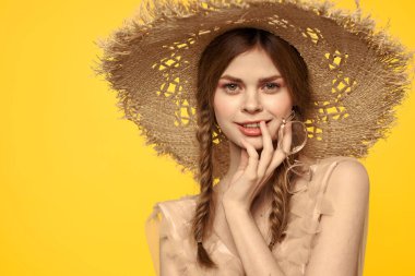 Şapkalı ve elbiseli bir bayan. Kızıl saçlı, sarı arka planlı, model portresi eğlenceli.