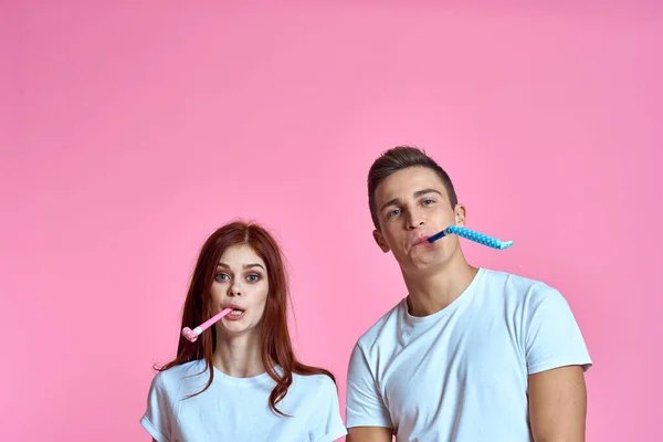 Enamored homem e mulher abraçando uns aos outros em um fundo rosa cortado com cópia espaço retrato da família — Fotografia de Stock