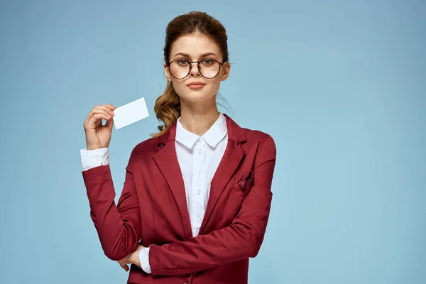 İş kadını kırmızı ceket iş kartı yöneticisi yaşam tarzı mavi arka plan — Stok fotoğraf