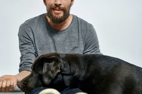 Feliz propietario con mascota negro perro entrenamiento modelo emociones — Foto de Stock